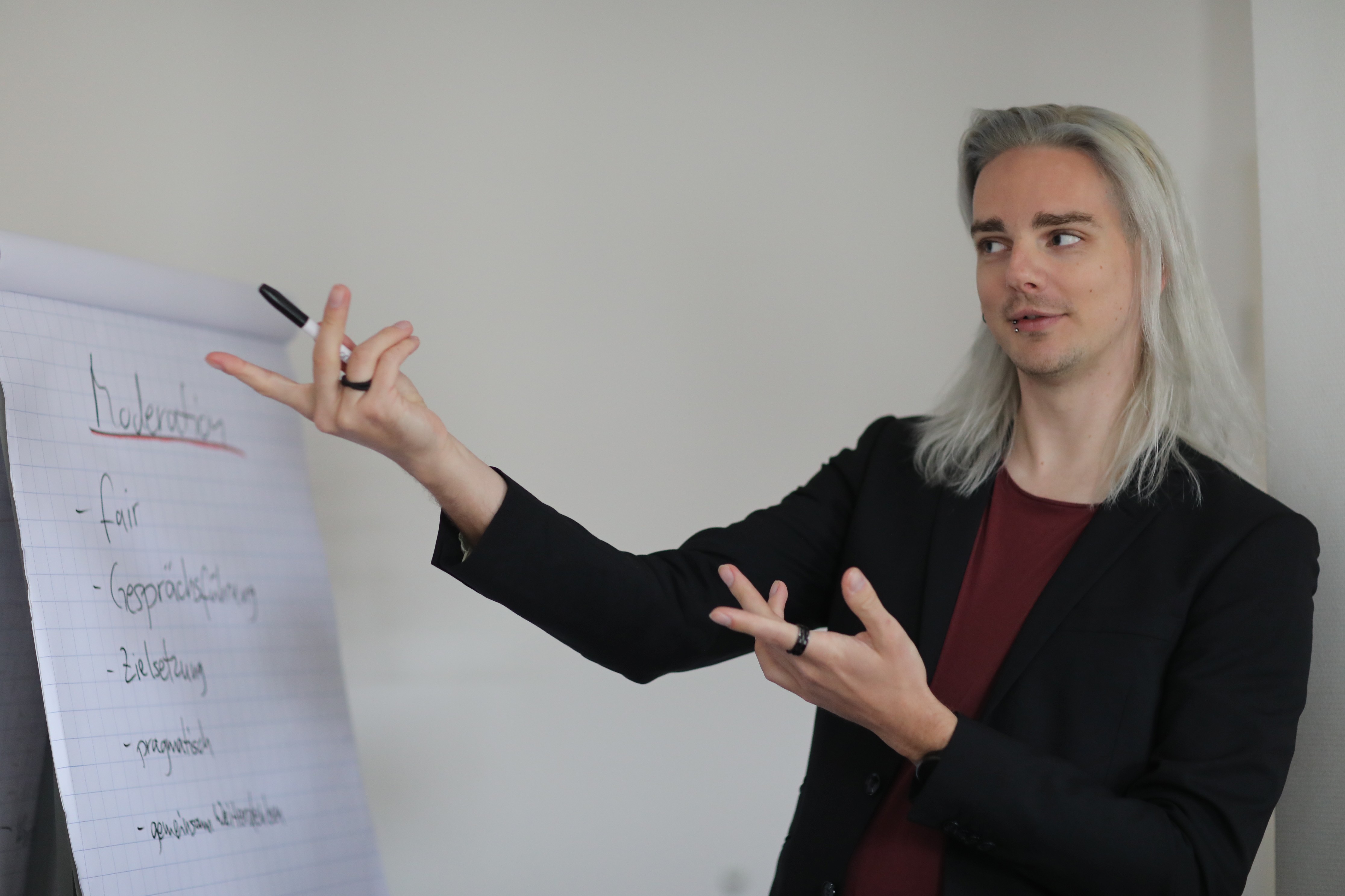 Gero Nagel gestikuliert an einem Flipchart
